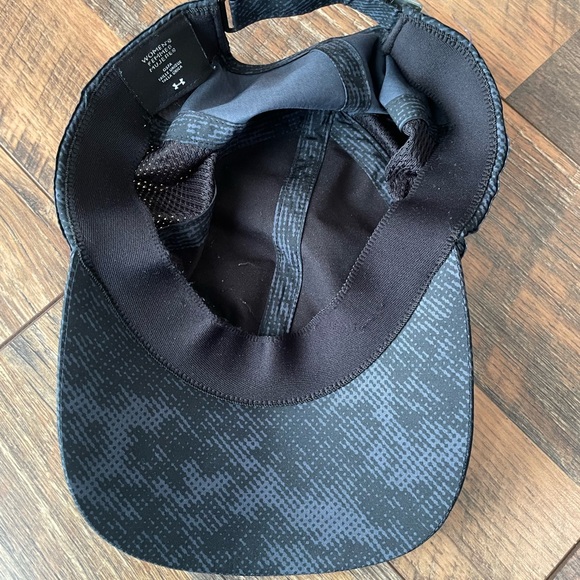 Black and grey Under Armour running cap - Picture 2 of 4